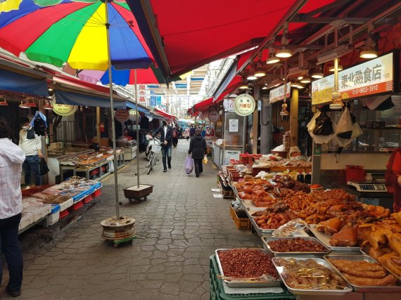 25일 방문한 서울 영등포구 대림동 중앙시장에는 주민들 이외에 방문객을 찾아보기 어려웠다. /사진=윤홍집 기자