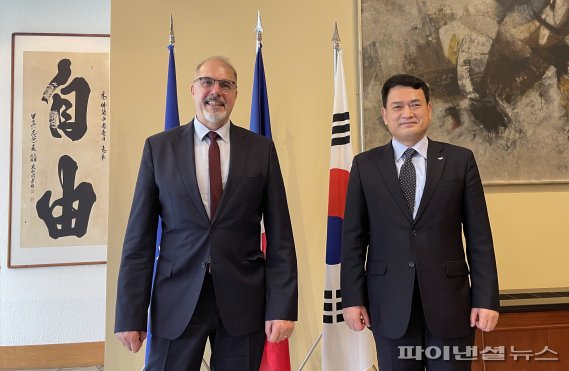 23일 주한 프랑스 대사관저에서 열린 ‘한-불 문화예술교류 협력을 위한 행사’에서 김경욱 인천공항공사 사장(오른쪽이 필립 르포르 주한프랑스대사와 기념촬영을 하고 있다. /사진=인천국제공항공사 제공