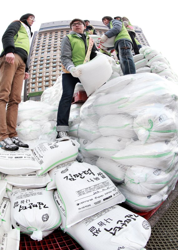 지난 2012년12월22일 오후 서울광장에서 열린 '김만덕 나눔 쌀 만섬 쌓기' 기념행사에서 행사 관계자들이 기부받은 쌀을 차곡차곡 쌓고 있다.2012.12.22/뉴스1 © News1 DB