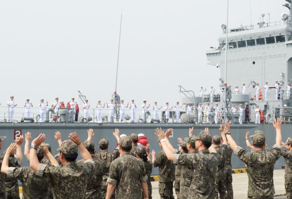 지난 2016년 해군 상륙함 고준봉함에 탄 해군사관생도들이 해군 장병들의 환송을 받으며 경남 진해 군항을 출항하고 있는 모습. 사진=해군 제공, 뉴스1.