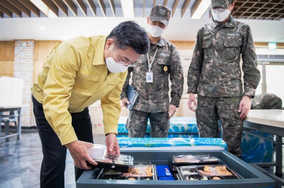 함정 33명 집단감염에 2.5단계 시행 중인 해군..격리 장병 급식은?