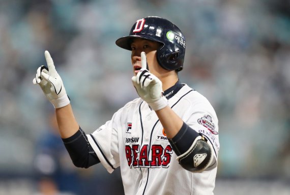 [서울=뉴시스]배훈식 기자 = 21일 오후 서울 구로구 고척스카이돔에서 열린 2020 KBO 한국시리즈 4차전 두산 베어스와 NC 다이노스의 경기, 7회말 1사 주자없는 상황에서 두산 김재호가 이날 경기 3번째 안타를 쳐내고 세레모니를 하고 있다. 2020.11.21. dahora83@newsis.com