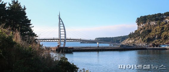 새섬에서는 새연교와 연결된 서귀포항과 함께 범섬·문섬·섶섬이 푸른 바다위로 보여 멋진 풍경을 자랑한다. [사진=제주관광공사 제공]