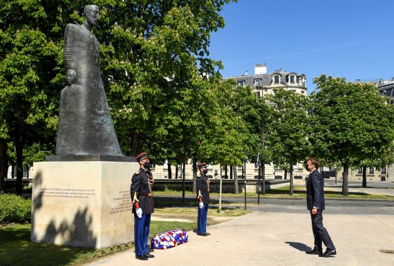 에마뉘엘 마크롱(오른쪽) 프랑스 대통령이 '아르메니아 대학살' 106주년이 되는 24일(현지시간) 파리의 아르메니아 추모탑에서 당시 희생자들을 추모하고 있다. 조 바이든 미국 대통령은 이날 역대 미 대통령 가운데 최초로 당시 잔혹행위를 '학살'로 규정했다. AP뉴시스