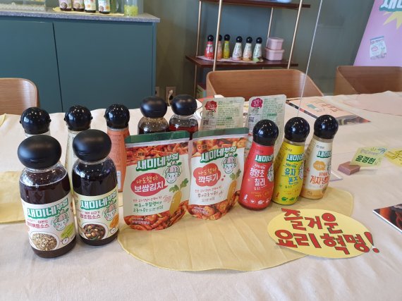 샘표 '우리맛공간'에 디스플레이 돼 있는 새미네부엌 소스와 양념들(사진=이정은 기자)