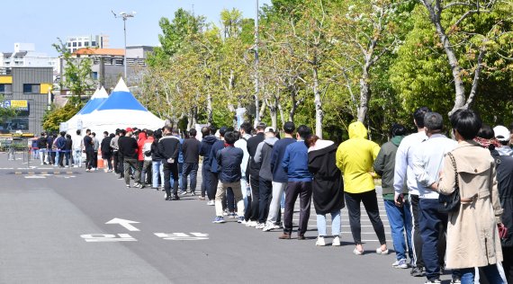 26일 오전 울산 중구 울산종합체육관 임시 선별검사소에서 지역 주민들이 코로나19 검사를 받기위해 대기하고 있다. 사진=뉴시스화상