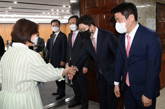 野 원내대표 후보들, 초선에 구애 경쟁..'투쟁이냐, 타협이냐'