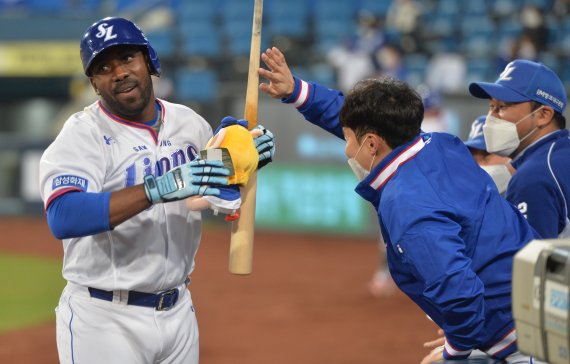 [대구=뉴시스]이무열 기자 = 15일 오후 대구 수성구 삼성라이온즈파크에서 열린 ‘2021 신한은행 SOL KBO리그’ 삼성 라이온즈와 한화 이글스의 경기, 6회말 삼성 피렐라가 솔로 홈런을 날린 후 덕아웃에 들어서며 동료들과 기뻐하고 있다. 2021.04.15. lmy@newsis.com