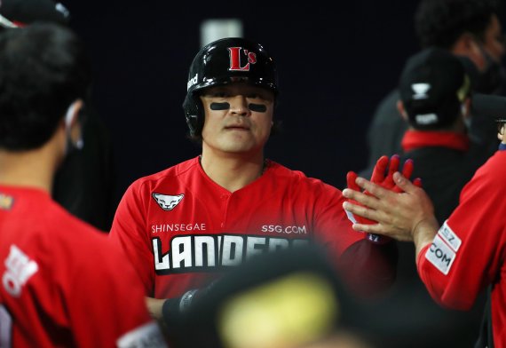 [서울=뉴시스]고범준 기자 = 23일 오후 서울 구로구 고척스카이돔에서 열린 2021 KBO리그 키움 히어로즈와 SSG 랜더스 경기, 3회초 2사 1,2루 SSG 로맥의 안타 때 2루주자 추신수가 홈인해 동료들과 하이파이브 하고 있다. 2021.04.23. bjko@newsis.com