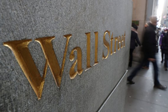 미국 뉴욕증권거래소(NYSE) 밖에 있는 월스트리트 표지석 /사진=로이터뉴스1