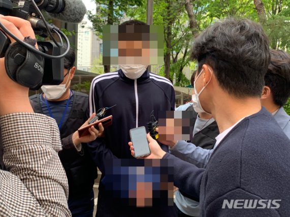 지난 24일 오후 2시50분경 중상해 혐의를 받는 20대 A씨가 피의자 구속 전 피의자 심문(영장실질심사)을 위해 서울서부지법에 들어서고 있다./ 사진=뉴시스