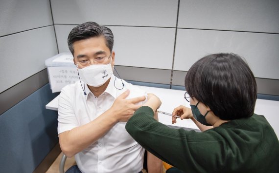 서욱 국방부 장관이 16일 경기도 성남시 국군수도병원을 방문해 코로나19 백신 예방접종을 받고 있다. 사진=국방부 제공