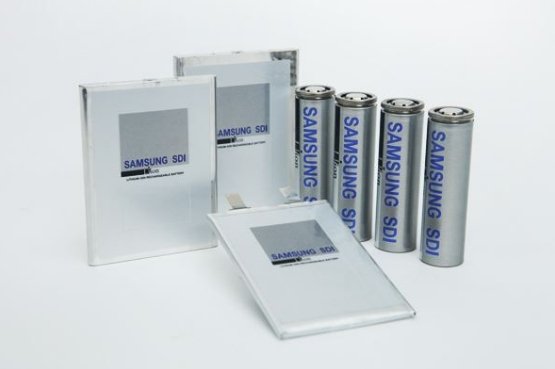 삼성SDI 소형 리튬2차전지. (왼쪽부터 시계방향으로) 각형, 원통형, 파우치형.© News1 /사진=뉴스1