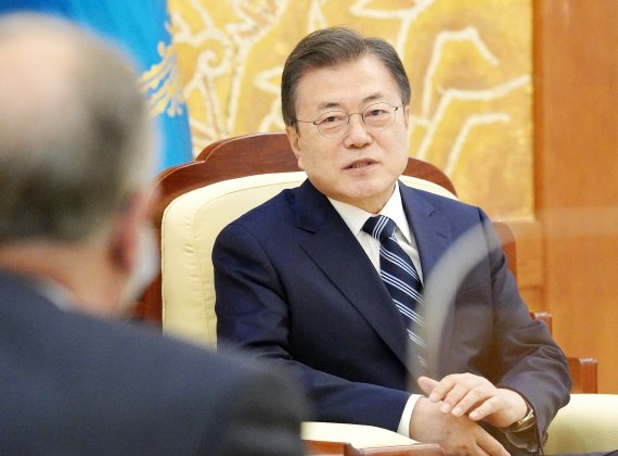 문재인 대통령이 지난달 27일 오후 청와대 본관 접견실에서 스탠리 어크 노바백스 최고경영자(CEO)를 접견하고 있다. 사진=뉴시스화상
