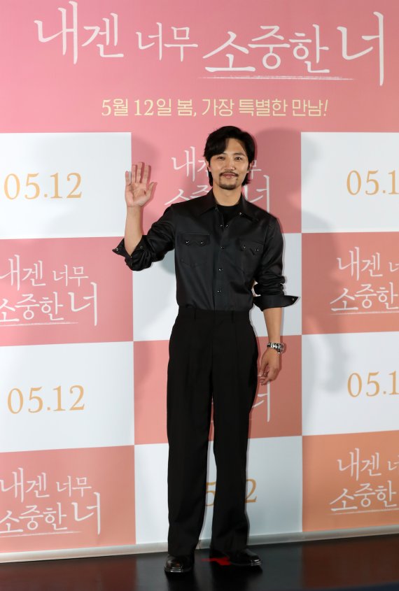 [서울=뉴시스]이영환 기자 = 배우 진구가 27일 오후 서울 광진구 롯데시네마 건대입구점에서 열린 영화 '내겐 너무 소중한 너' 언론시사회에 참석해 포즈를 취하고 있다. 2021.04.27. 20hwan@newsis.com