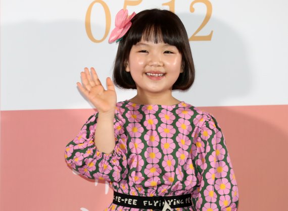 [서울=뉴시스]이영환 기자 = 배우 정서연이 27일 오후 서울 광진구 롯데시네마 건대입구점에서 열린 영화 '내겐 너무 소중한 너' 언론시사회에 참석해 포즈를 취하고 있다. 2021.04.27. 20hwan@newsis.com