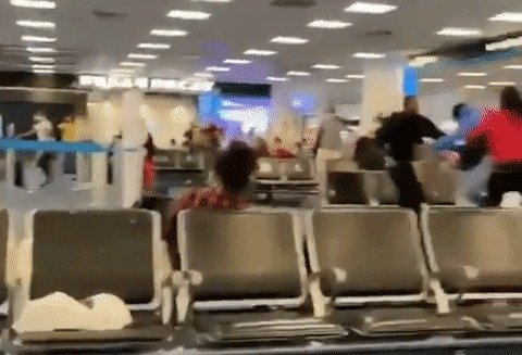 미국 마이애미 국제공항에서 승객들이 비행기 좌석을 차지하기 위해 몸싸움을 벌이고 있다. (인스타그램 갈무리) © 뉴스1