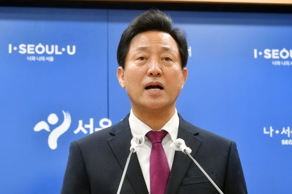 오세훈 서울시장은 이달 민간 공사장 안전관련 정보를 확인할 수 있는 '공사장 정보화 시스템'을 내년 3월부터 시행하겠다고 발표했다.<div id='ad_body2' class='ad_center'></div> 오 시장은 보궐선거 당시 경기도와 전라북도처럼 공공의료원 수술실에 CCTV를 달아달라는 시민사회단체의 요청을 받아들이지 않은 바 있다. 사진=서동일 기자