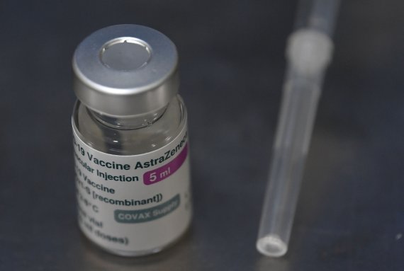 AZ 백신 접종 후 혈전 부작용으로 사망한 50대 여성