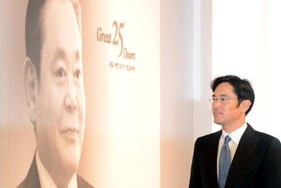 지난 2012년 서울 호암아트홀에서 '이건희 삼성 회장 취임 25주년 기념식'에서 이재용 사장이 식을 마치고 행사장을 나서고 있다.