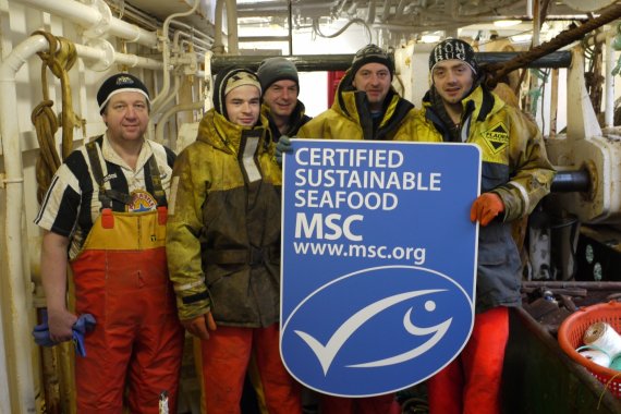 국외에서 지속가능한 어업을 하는 기업의 종사자들이 MSC님증 피켓을 들고 MSC인증 프로그램을 홍보하고 있다(해양관리협의회제공)2021.04.28/© 뉴스1