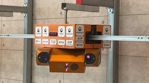 ETRI 연구진이 개발한 AI로봇이 청주 오창 공동구를 다니면서 지하시설물을 점검·순찰한다. ETRI 제공