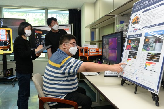 ETRI 김지은(왼쪽) 책임연구원, 정상구(가운데) 연구원, 김현진 연구원이 청주 오창 공동구에 설치된 AI 레일 로봇이 촬영한 영상을 점검하고 있다. ETRI 제공