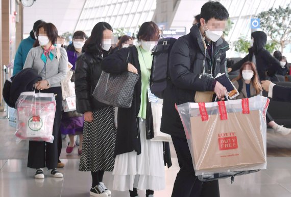 [인천공항=뉴시스]공항사진기자단 =지난 2월20일 진행한 무착륙 국제선 관광비행에 탑승하는 승객들이 면세품을 들고 항공기에 탑승하고 있다. 2021.04.28. photo@newsis.com