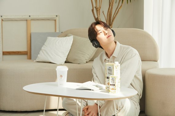 황민현 매일두유 광고 촬영 현장 비하인드컷