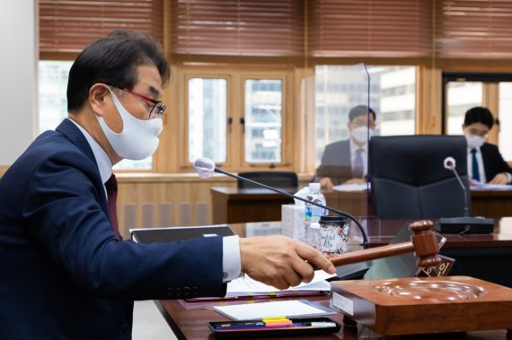 윤종인 개인정보보호위원회 위원장이 28일 서울 종로구 정부서울청사 대회의실에서 개인정보보호위원회 제7회 전체회의를 주재하고 있다. 개인정보보호위 제공