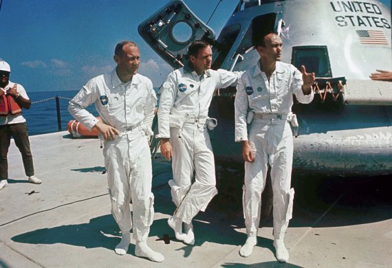 인류 최초로 달착륙에 성공한 미국의 아폴로11호 우주선 조종사였던 마이클 콜린스(오른쪽)가 28일(현지시간) 암투병 끝에 별세했다. 콜린스가 1969년 달탐사를 마친뒤 귀환해 달 착륙선 조종사인 에드윈 '버즈' 올드린 대령, 아폴로 11호 선장 닐 암스트롱과 함께 귀환선 옆에서 포즈를 취하고 있다. AP뉴시스