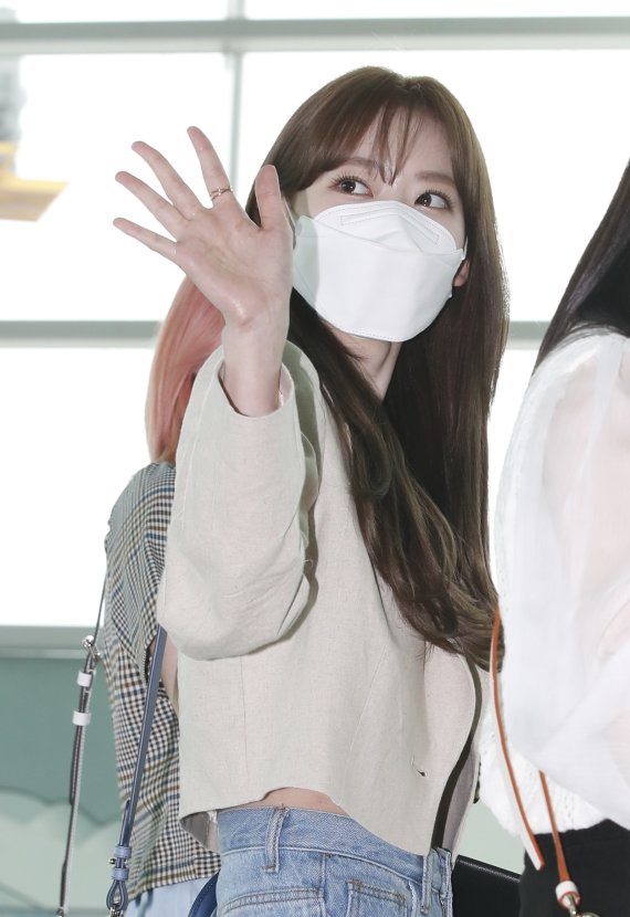 아이즈원(IZ*ONE) 미야와키 사쿠라가 29일 오전 인천국제공항을 통해 일본으로 출국하고 있다. 아이즈원은 지난 2018년 데뷔해 한국은 물론 세계무대에서 큰 사랑을 받은 프로젝트 그룹으로 이날 2년 6개월간의 활동을 마무리 한다. 2021.4.29/뉴스1 © News1 권현진 기자