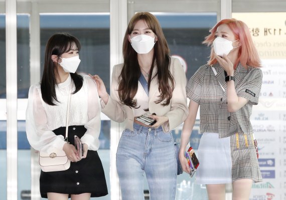 아이즈원(IZ*ONE) 야부키 나코(왼쪽부터), 미야와키 사쿠라, 혼다 히토미가 29일 오전 인천국제공항을 통해 일본으로 출국하고 있다. 아이즈원은 지난 2018년 데뷔해 한국은 물론 세계무대에서 큰 사랑을 받은 프로젝트 그룹으로 이날 2년 6개월간의 활동을 마무리 한다. 2021.4.29/뉴스1 © News1 권현진 기자