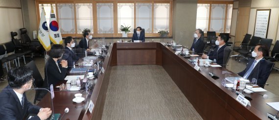 박상기 검찰총장 후보추천위원회 위원장이 29일 오전 경기도 과천시 정부과천청사 법무부에서 열린 검찰총장 후보 추천위원회 회의를 주재하고 있다. 2021.4.29/뉴스1 © News1 임세영 기자