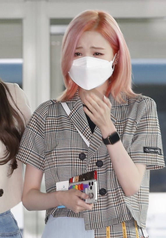 아이즈원(IZ*ONE) 혼다 히토미가 29일 오전 인천국제공항을 통해 일본으로 출국하며 마중 나온 팬들을 바라본 뒤 눈물을 적시고 있다. 2021.4.29/뉴스1 © News1 권현진 기자