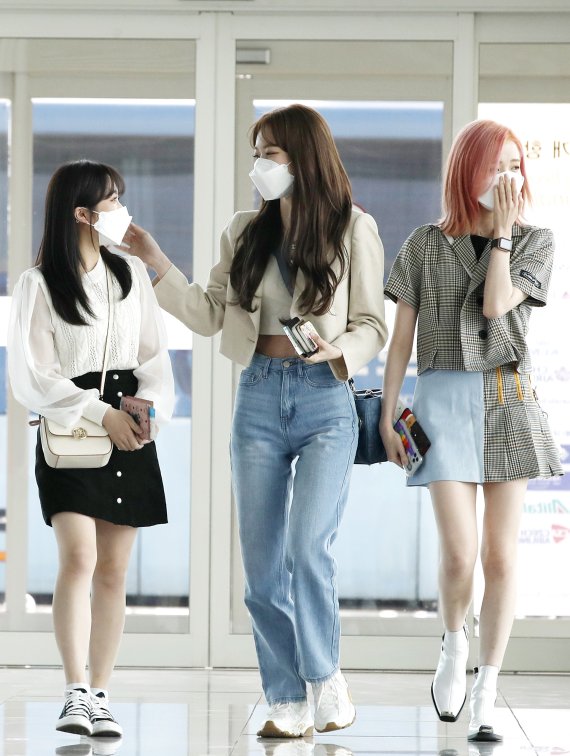야부키 나코(왼쪽부터), 미야와키 사쿠라, 혼다 히토미가아이즈원 계약 종료일인 29일 오전 인천국제공항을 통해 일본으로 출국하고 있다. 2021.4.29/뉴스1 © News1 권현진 기자