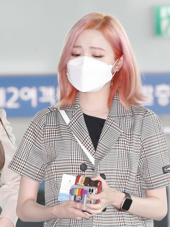 아이즈원(IZ*ONE) 혼다 히토미가 29일 오전 인천국제공항을 통해 일본으로 출국하며 마중 나온 팬들 응원에 눈물을 터트리고 있다. 2021.4.29/뉴스1 © News1 권현진 기자