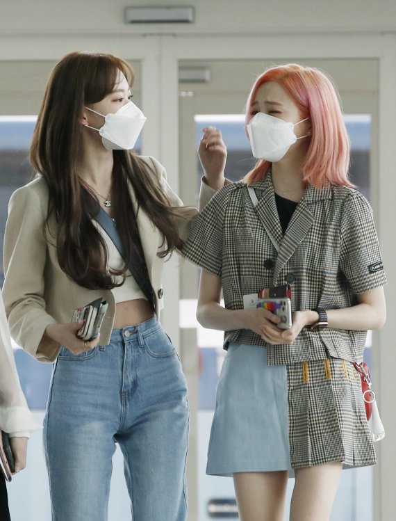 아이즈원(IZ*ONE) 미야와키 사쿠라가 29일 오전 인천국제공항을 통해 일본으로 출국하며 눈물을 흘리는 혼다 히토미(오른쪽)를 달래주고 있다. 2021.4.29/뉴스1 © News1 권현진 기자