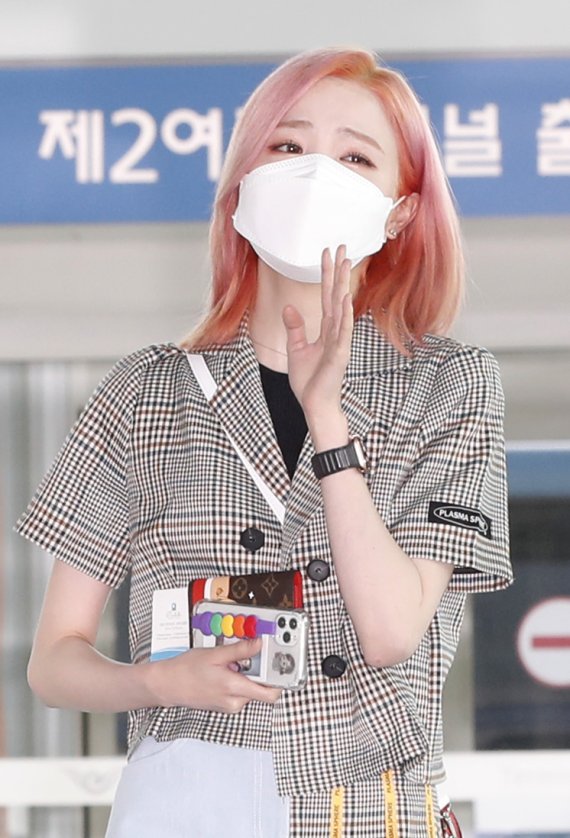 아이즈원(IZ*ONE) 혼다 히토미가 29일 오전 인천국제공항을 통해 일본으로 출국하며 팬들에게 울먹이며 손인사를 하고 있다. 2021.4.29/뉴스1 © News1 권현진 기자