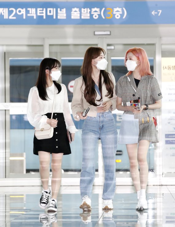 아이즈원(IZ*ONE) 야부키 나코(왼쪽부터), 미야와키 사쿠라, 혼다 히토미가 29일 오전 인천국제공항을 통해 일본으로 출국하고 있다. 2021.4.29/뉴스1 © News1 권현진 기자