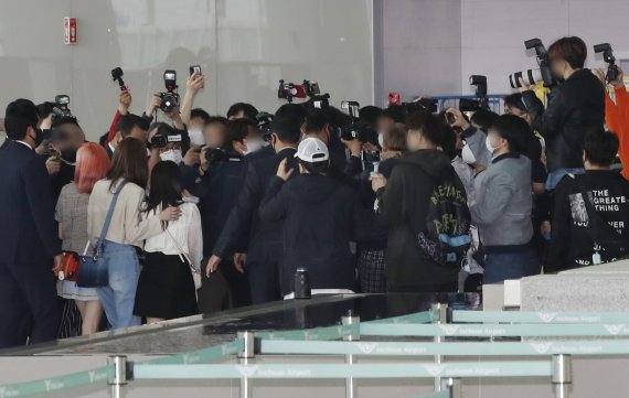 아이즈원(IZ*ONE) 야부키 나코, 미야와키 사쿠라, 혼다 히토미가 팬들의 배웅을 받으며 29일 오전 인천국제공항을 통해 일본으로 출국하고 있다. 2021.4.29/뉴스1 © News1 권현진 기자