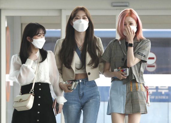 아이즈원(IZ*ONE) 야부키 나코(왼쪽부터), 미야와키 사쿠라, 혼다 히토미가 29일 오전 인천국제공항을 통해 일본으로 출국하고 있다. 아이즈원은 지난 2018년 데뷔해 한국은 물론 세계무대에서 큰 사랑을 받은 프로젝트 그룹으로 이날 2년 6개월간의 활동을 마무리 한다. 2021.4.29/뉴스1 © News1 권현진 기자