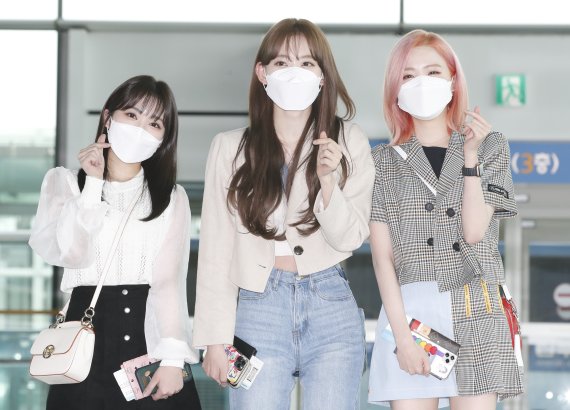 아이즈원(IZ*ONE) 야부키 나코(왼쪽부터), 미야와키 사쿠라, 혼다 히토미가 29일 오전 인천국제공항을 통해 일본으로 출국하며 팬들에게 하트를 그리고 있다.. 2021.4.29/뉴스1 © News1 권현진 기자