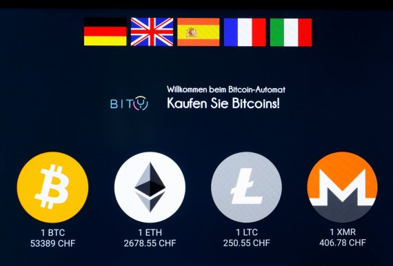 암호화폐 가격이 지난달 30일(현지시간) 다시 큰 폭으로 상승하면서 비트코인 시가총액이 1조달러를 회복했다. 사진은 지난달 29일 스위스 취리히의 암호화폐 현금인출기(ATM) 환율시세표. 로이터뉴스1