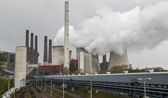지난 4월29일(현지시간) 독일 뉴라트의 석탄 화력 발전소에서 매연이 배출되고 있다.AP뉴시스
