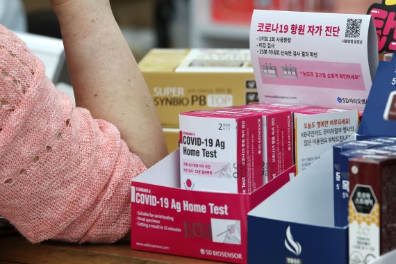 '자가검사키트' 가정상비약 되나…낮은 정확도·가격 부담에 글쎄