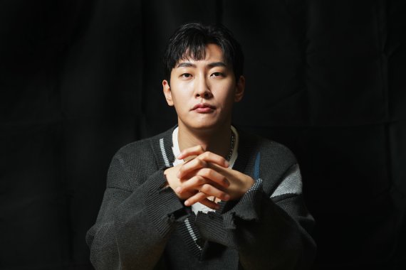 어송라이터 숀(SHAUN) 28일 오후 서울 종로구 뉴스1에서 인터뷰에 앞서 포즈를 취하고 있다. 2021.4.28/뉴스1 © News1 조태형 기자