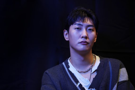 싱어송라이터 숀(SHAUN) 28일 오후 서울 종로구 뉴스1에서 인터뷰에 앞서 포즈를 취하고 있다. 2021.4.28/뉴스1 © News1 조태형 기자