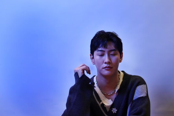 싱어송라이터 숀(SHAUN) 28일 오후 서울 종로구 뉴스1에서 인터뷰에 앞서 포즈를 취하고 있다. 2021.4.28/뉴스1 © News1 조태형 기자