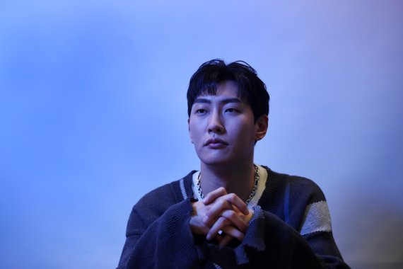 싱어송라이터 숀(SHAUN) 28일 오후 서울 종로구 뉴스1에서 인터뷰에 앞서 포즈를 취하고 있다. 2021.4.28/뉴스1 © News1 조태형 기자